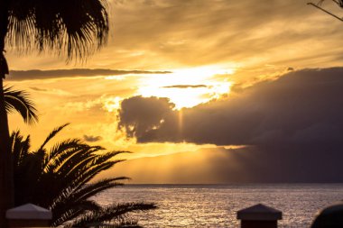 Denizin üzerinde gün batımı 