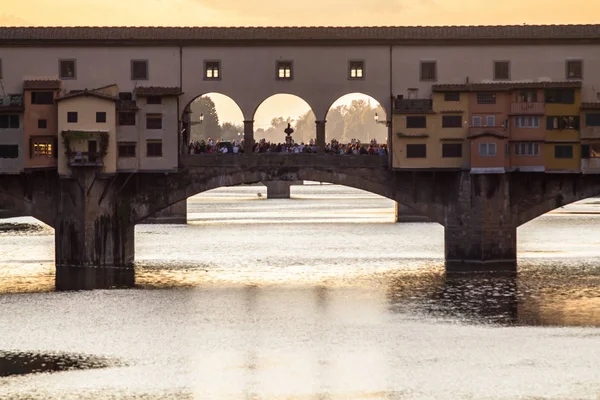 Skvělý pohled Ponte Vecchio při západu slunce, Firenze, Itálie — Stock fotografie