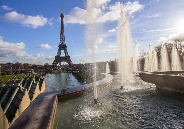 Torre Eiffel y fuente en Jardins du Trocadero, París — Foto de Stock