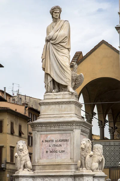 Statua Dante Alighieri in Piazza Santa Croce a Firenze — Foto Stock
