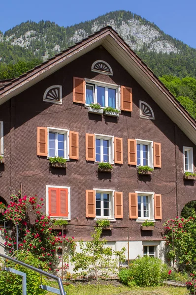 Hagyományos svájci cottage — Stock Fotó