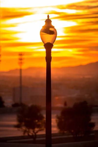 Lanterna de rua e céu por do sol — Fotografia de Stock