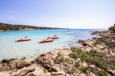 Güzel sahilde Sardunya Adası, İtalya