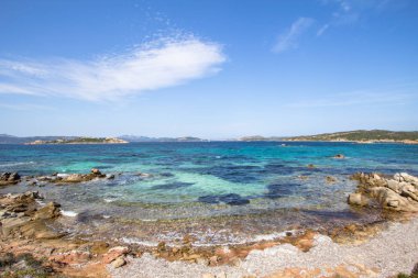 Güzel sahilde Sardunya Adası, İtalya