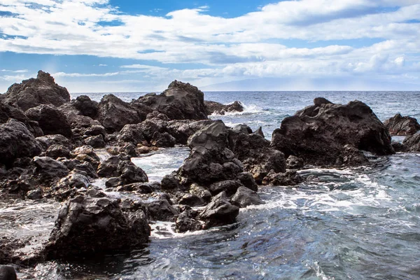 Vista de uma costa rochosa — Fotografia de Stock