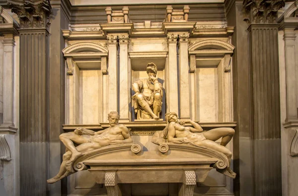 Tombeau de Lorenzo II de Médicis et au-dessous couché sur le sarcophage — Photo