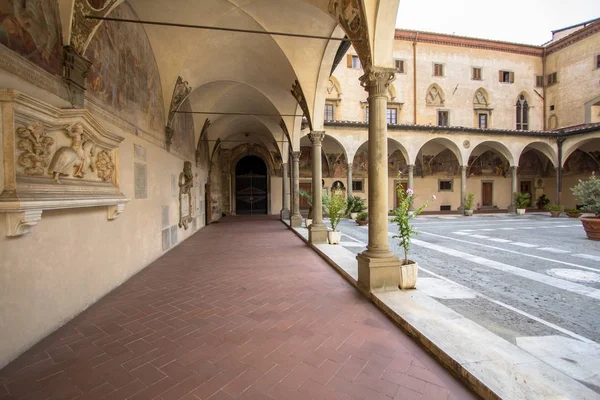 Widok zewnętrzny (Courtyard) z Bazyliki della Santissima Annun — Zdjęcie stockowe