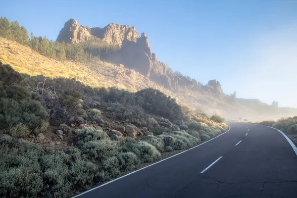 Brouillard sur la route de montagne — Photo