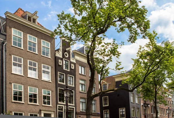 Παραδοσιακά παλιά κτίρια στο Άμστερνταμ — Φωτογραφία Αρχείου