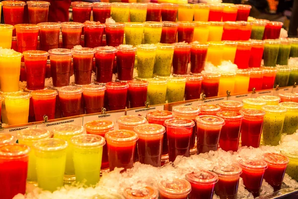 Sumos de fruta coloridos em La Boqueria — Fotografia de Stock