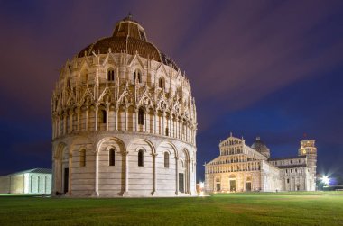 Vaftizhane, Pisa Katedrali ve geceleri Leaning Tower
