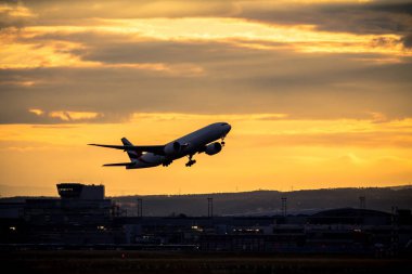 Gün batımında uçak silueti