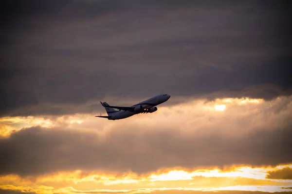 Silhouette eines Flugzeugs bei Sonnenuntergang — Stockfoto