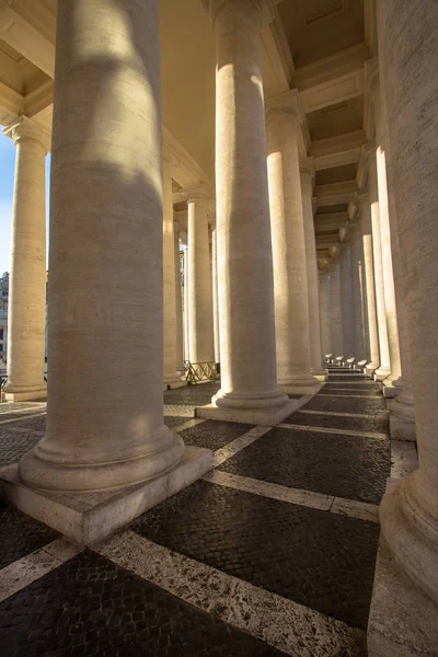 Sütunlar üzerinde St. Peter's Square, Vatikan, İtalya — Stok fotoğraf