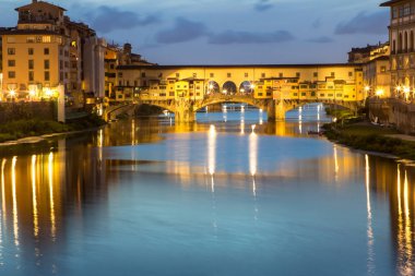 Ponte Vecchio alacakaranlıkta, Florence, İtalya