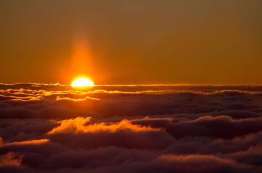 Bulutların üstünde gün batımı