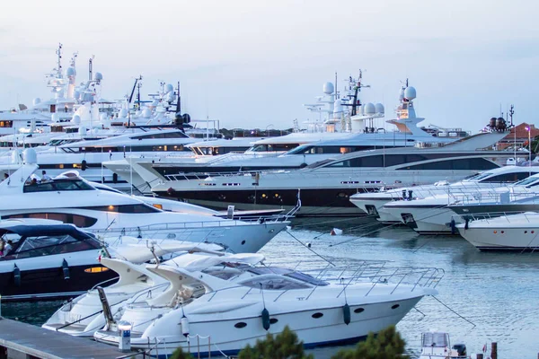 Luxus, reiche Yachten im Hafen von Porto Cervo festgemacht — Stockfoto