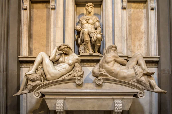 Tomb of Giuliano de Medici and sculptures 'Night and Day' — 스톡 사진