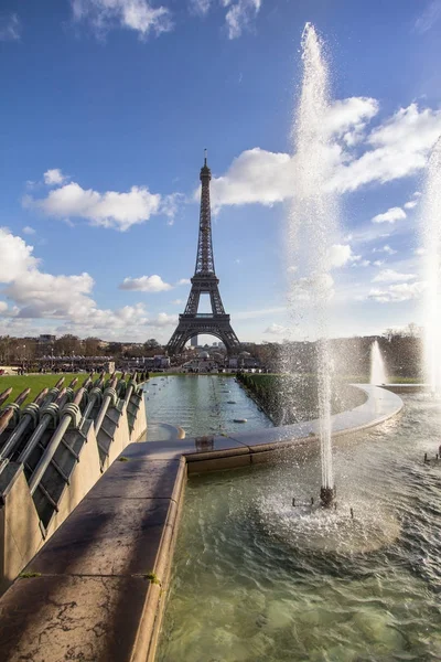 Eyfel Kulesi ve Çeşmede Jardins du Trocadero, Paris — Stok fotoğraf