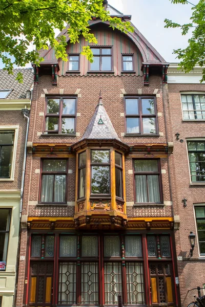 Traditionele oude gebouwen in Amsterdam — Stockfoto