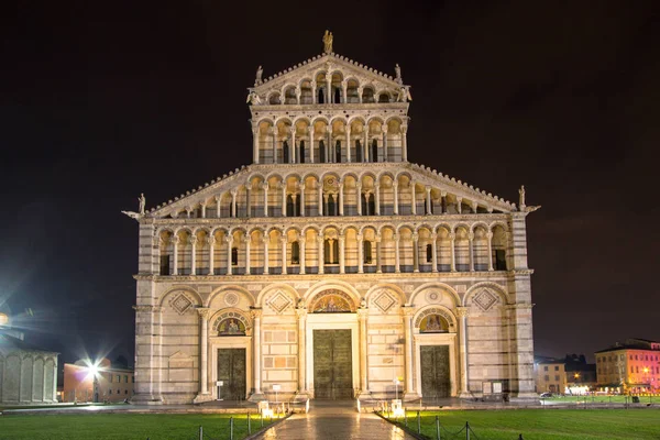 Katedralen i Pisa på natten i Italien — Stockfoto