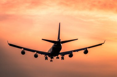 Gün batımında uçak inecek.