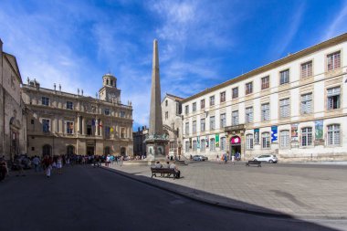 Dikilitaş Arles, Fransa