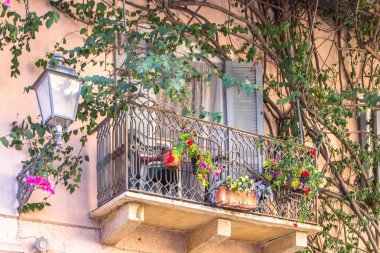 La Maddalena bağlantı noktası, İtalya için evin balkon
