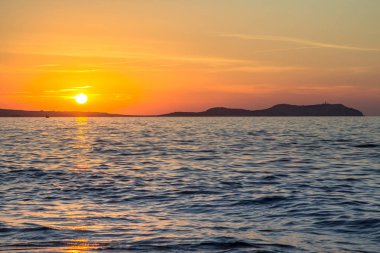 Denizin üzerinde gün batımı