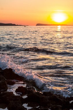 Gün batımında denizde su sıçrama