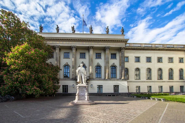 Helmholtz statue in Berlin — Stok fotoğraf