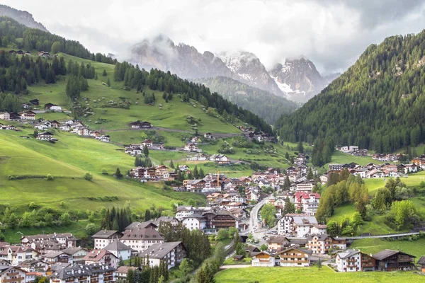 Selva vesnice v Jižní Tyrolsko, Dolomity, Itálie — Stock fotografie