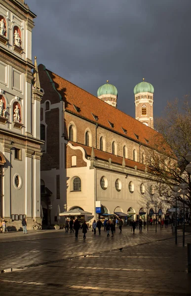 Frauenkirche v centru města Mnichov, Německo — Stock fotografie