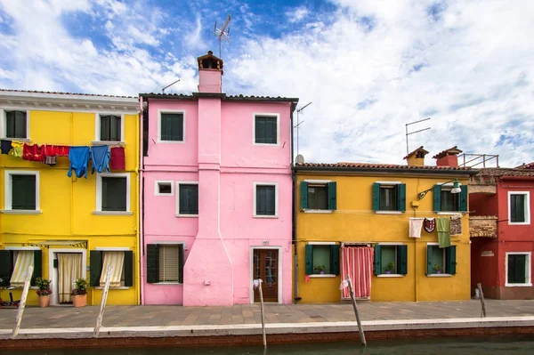 Barevné domy v Burano, Benátky — Stock fotografie