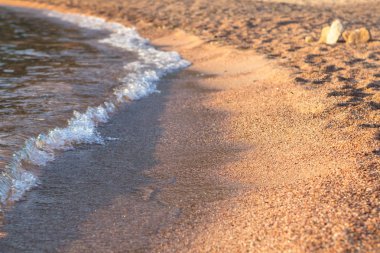 Kumlu sahilde denizin yumuşak dalgası