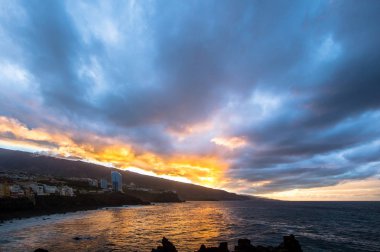 Volkan Teide üzerinde gökyüzü günbatımı 