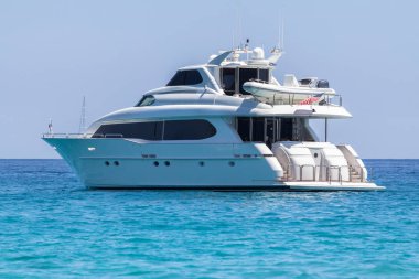 Denizde lüks bir yat