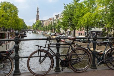 Bisiklet ve köprü ile Amsterdam kanal sahne