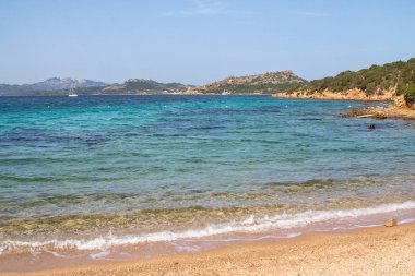 Güzel sahilde Sardunya Adası, İtalya