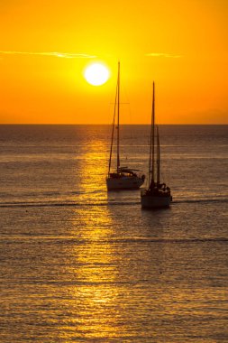 gün batımında Yelkenliler