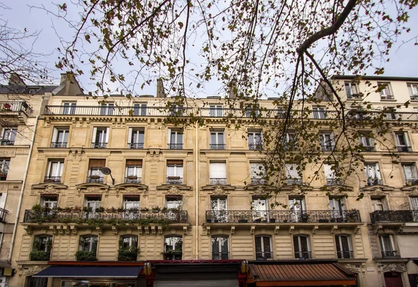 Fachada exterior de un edificio parisino — Foto de Stock