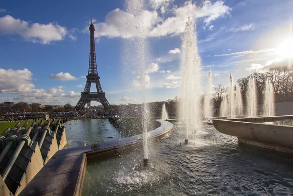 Ейфелеву вежу та фонтан в Jardins du Trocadero, Париж — стокове фото