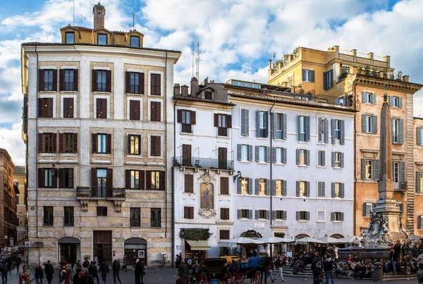 Italiaanse gevel op Rotonda plein in Rome — Stockfoto