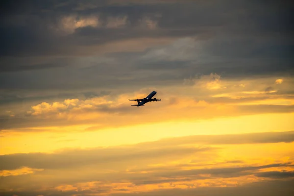 Silhouet van vliegtuig bij zonsondergang — Stockfoto