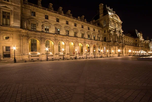 Musee Louvre a Parigi di notte — Foto Stock