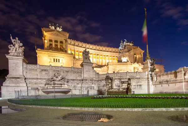 Altaret av fosterlandet på natten, Rom, Italien — Stockfoto