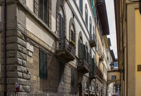 Úzká středověká ulice ve Florencii, Itálie — Stock fotografie