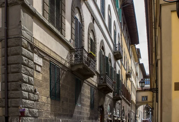 Estrecha calle medieval en Florencia, Italia — Foto de Stock