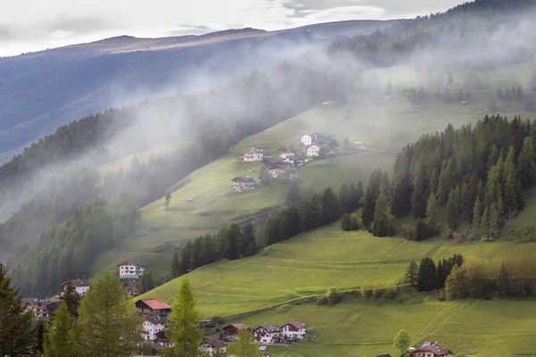 Alpby i dimma moln — Stockfoto