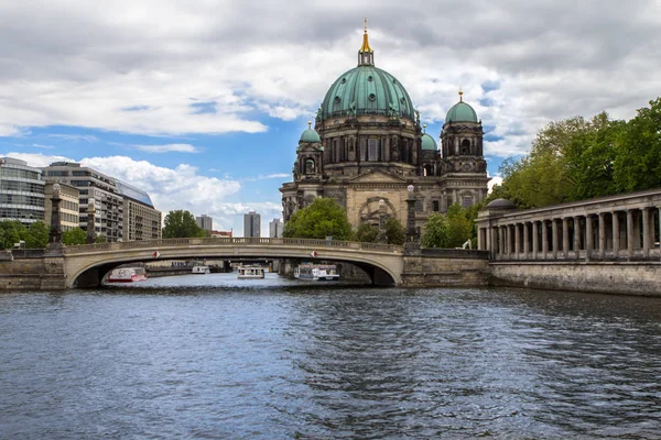 Rivier de Spree en de kathedraal van Berlijn in Berlijn, Duitsland — Stockfoto